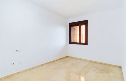 Resale - Apartment - Middle Floor Apartment - Estepona - Estepona Centro