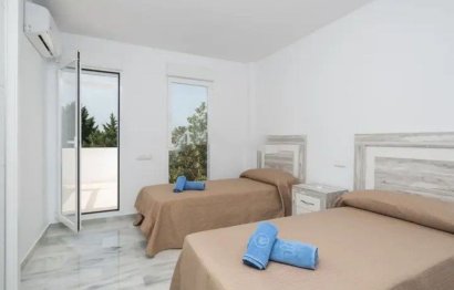 Resale - House - Semi-Detached House - Estepona - Atalaya