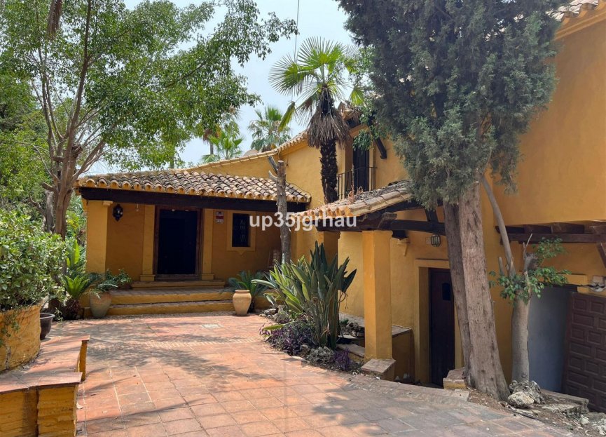 Resale - House - Detached Villa - Estepona - Estepona Centro