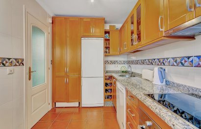 Resale - Apartment - Middle Floor Apartment - Marbella - Elviria