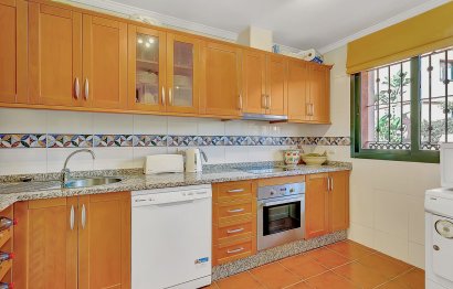 Resale - Apartment - Middle Floor Apartment - Marbella - Elviria