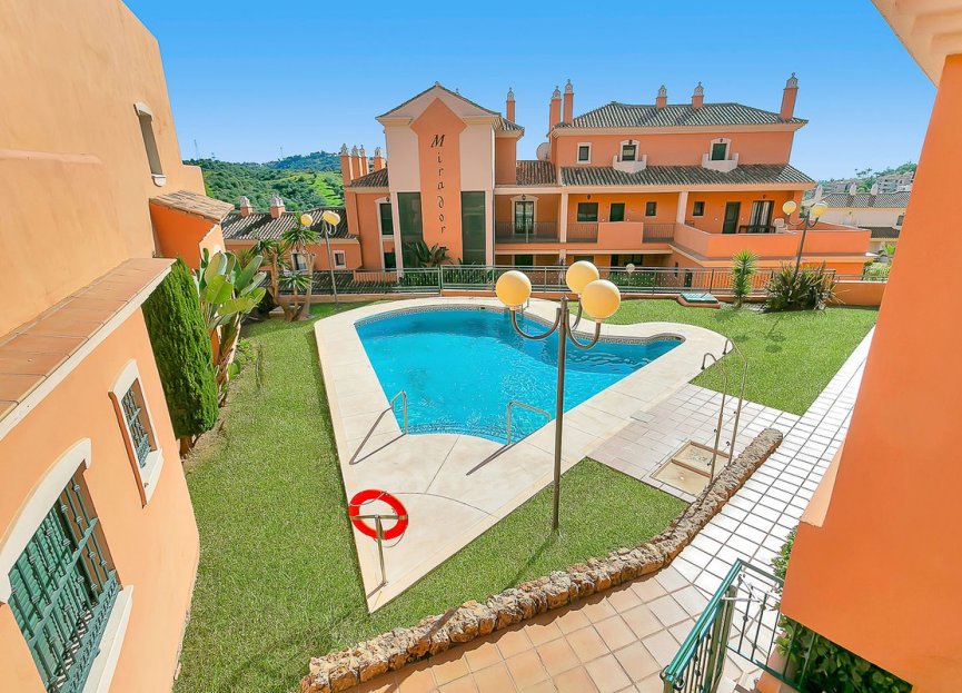 Resale - Apartment - Middle Floor Apartment - Marbella - Elviria