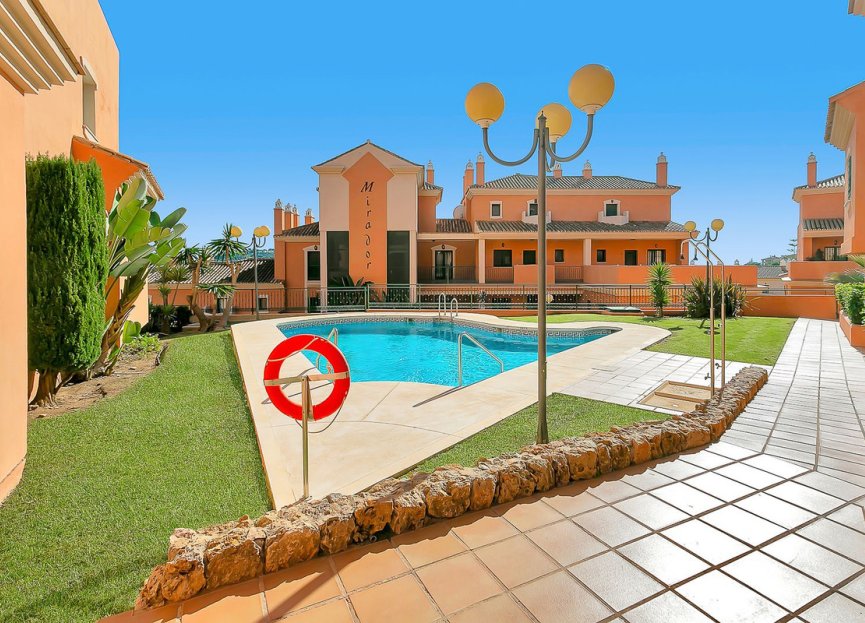 Resale - Apartment - Middle Floor Apartment - Marbella - Elviria