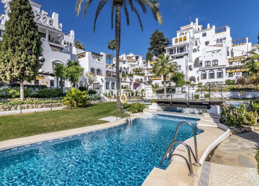 Resale - Apartment - Middle Floor Apartment - Marbella - Nueva Andalucia