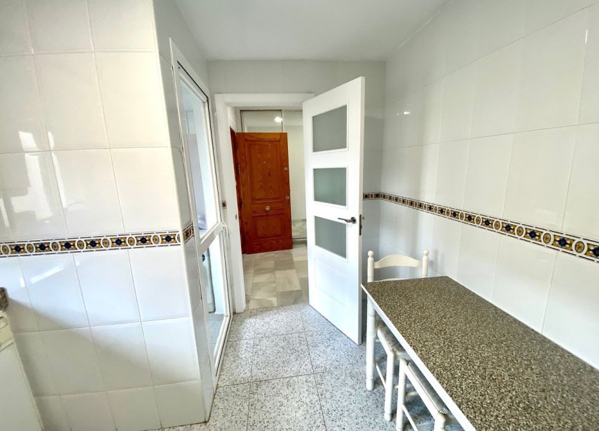 Resale - Apartment - Middle Floor Apartment - Estepona - Estepona Centro