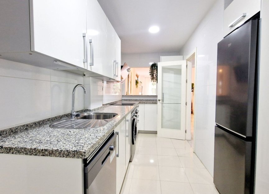 Resale - Apartment - Middle Floor Apartment - Estepona - Estepona Centro