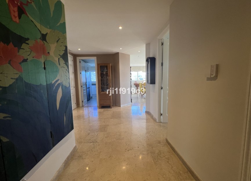 Resale - Apartment - Middle Floor Apartment - Marbella - Elviria