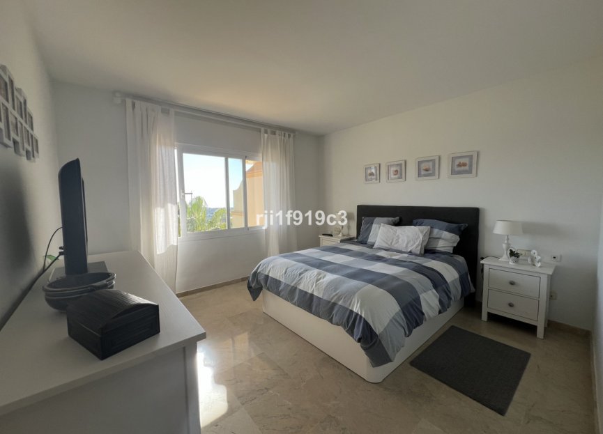 Resale - Apartment - Middle Floor Apartment - Marbella - Elviria