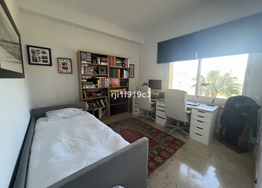 Resale - Apartment - Middle Floor Apartment - Marbella - Elviria