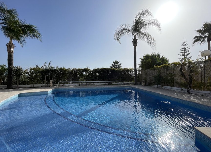 Resale - House - Detached Villa - Estepona - Estepona Centro