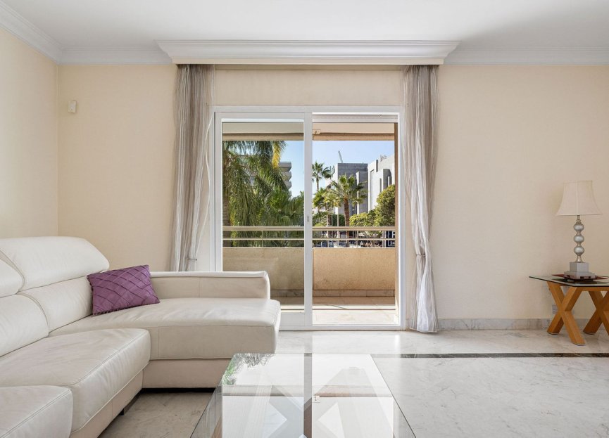 Resale - Apartment - Middle Floor Apartment - Marbella - Puerto Banús