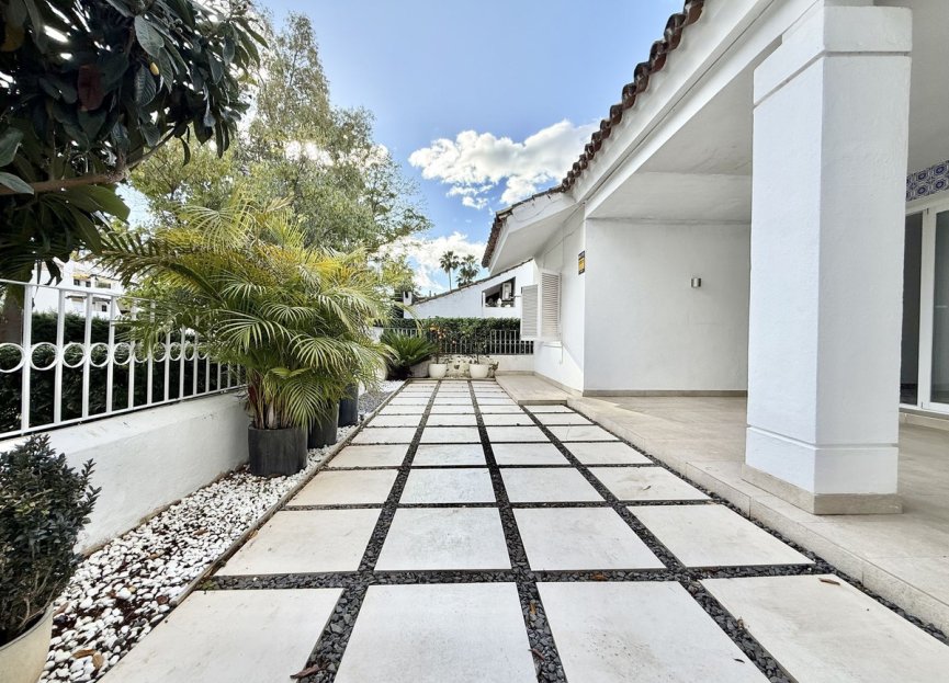 Resale - House - Semi-Detached House - Marbella - Nueva Andalucia