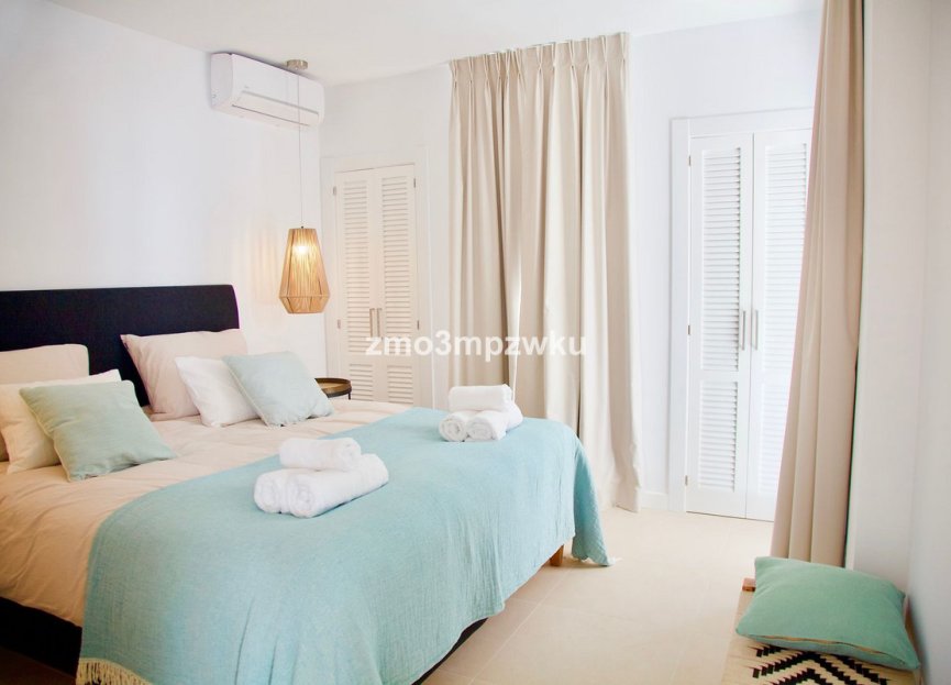 Resale - Apartment - Ground Floor Apartment - Marbella - Elviria