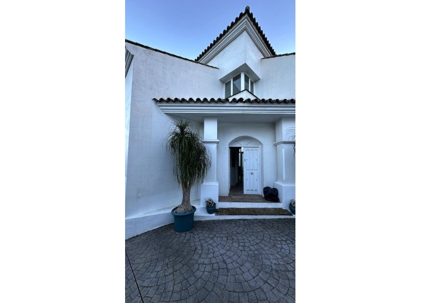 Resale - House - Detached Villa - Marbella - Nueva Andalucia