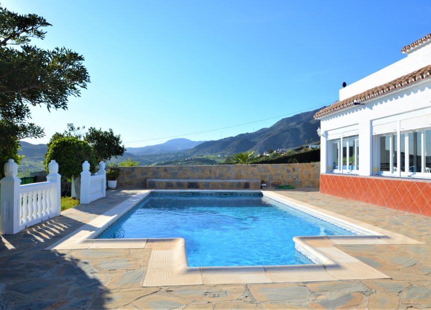 Resale - House - Detached Villa - Estepona - Estepona Centro