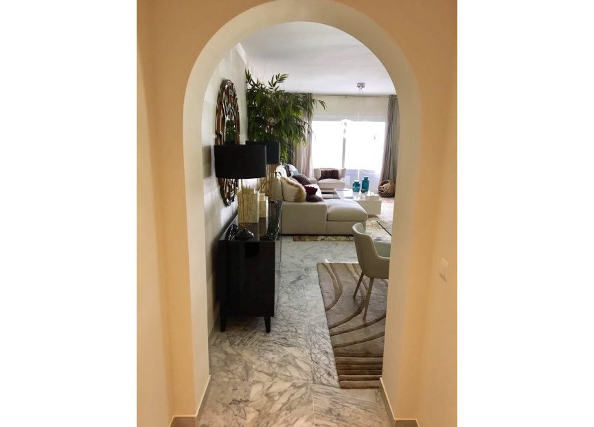 Resale - Apartment - Middle Floor Apartment - Marbella - Puerto Banús