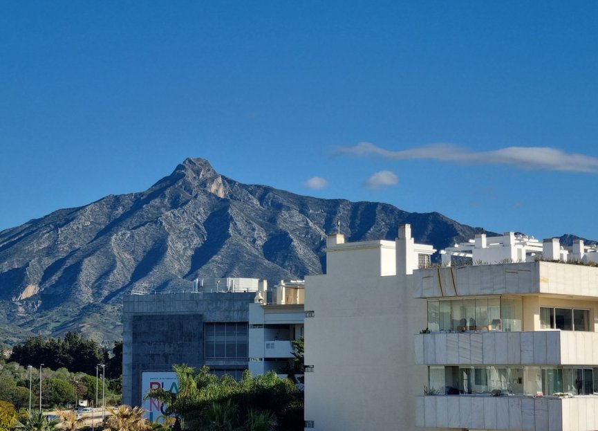 Resale - Apartment - Middle Floor Apartment - Marbella - Puerto Banús