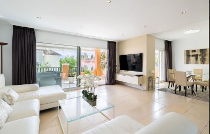 Resale - House - Semi-Detached House - Marbella - Nueva Andalucia