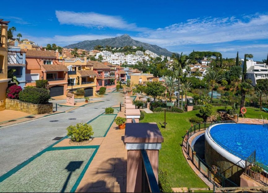 Resale - House - Semi-Detached House - Marbella - Nueva Andalucia