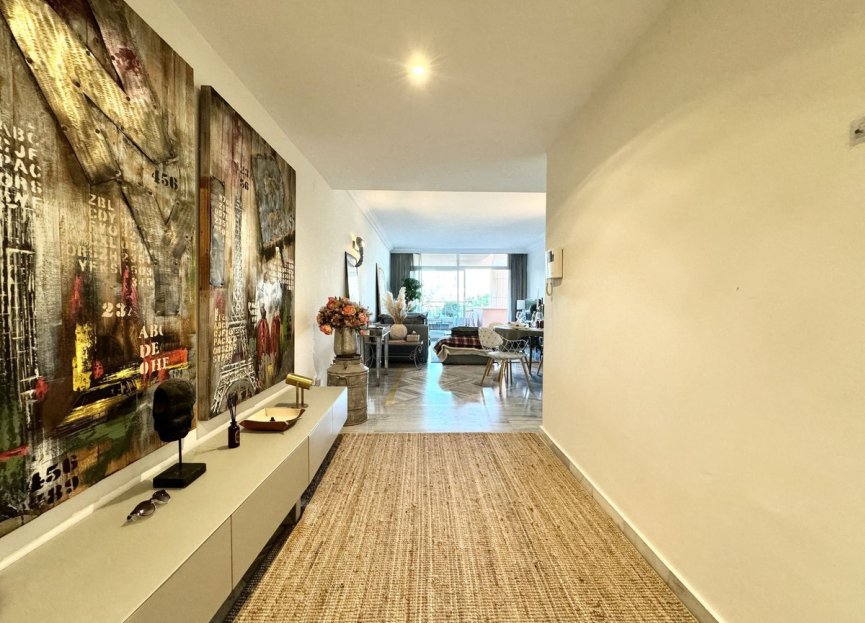 Resale - Apartment - Middle Floor Apartment - Marbella - Nueva Andalucia