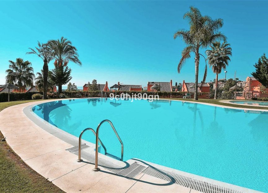 Resale - Apartment - Middle Floor Apartment - Marbella - Elviria