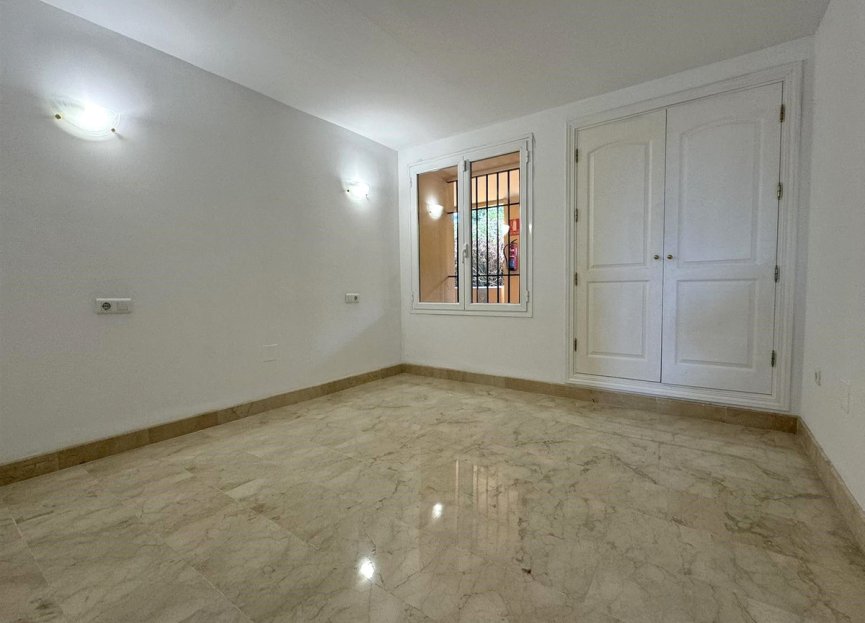 Resale - Apartment - Middle Floor Apartment - Marbella - Elviria