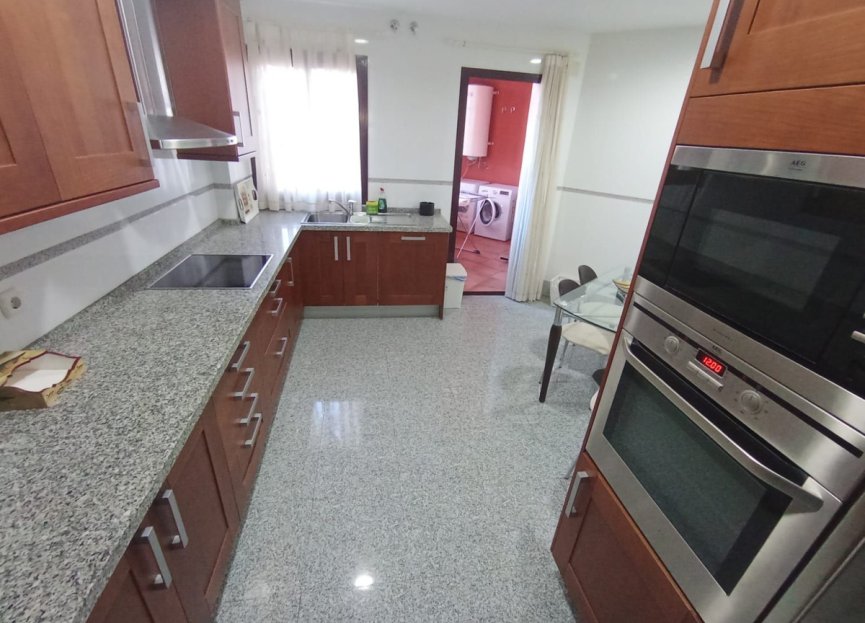 Resale - Apartment - Middle Floor Apartment - Estepona - Estepona Centro