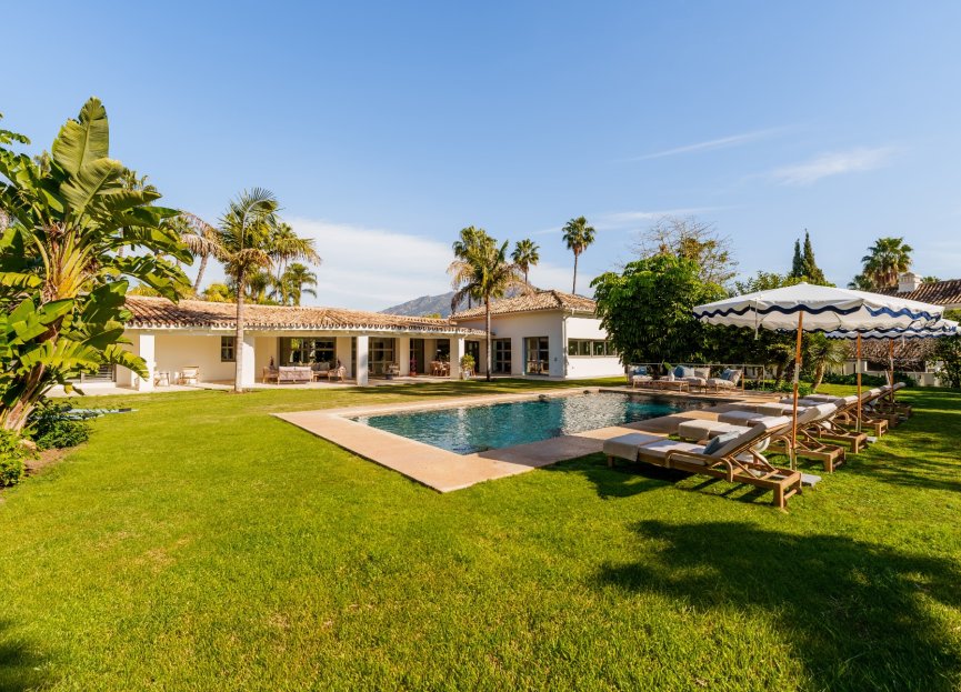 villa, bungalow for sale in nueva andalucia, marbella, private pool, private garden, near golf course, near beach