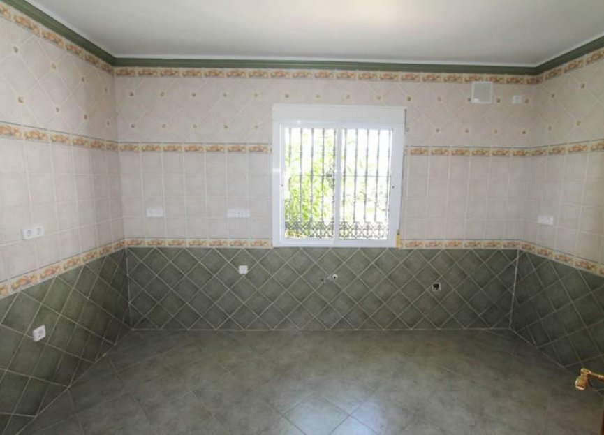 Resale - House - Guaro