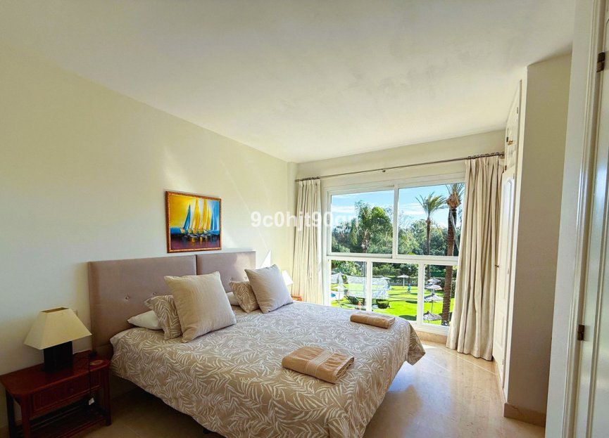 Resale - Apartment - Middle Floor Apartment - Marbella - Elviria