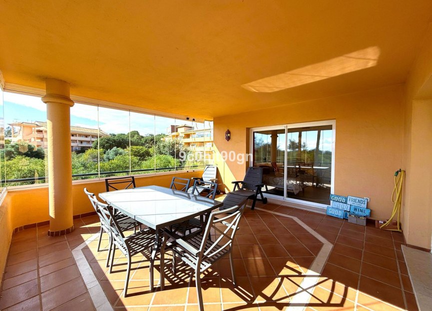 Resale - Apartment - Middle Floor Apartment - Marbella - Elviria