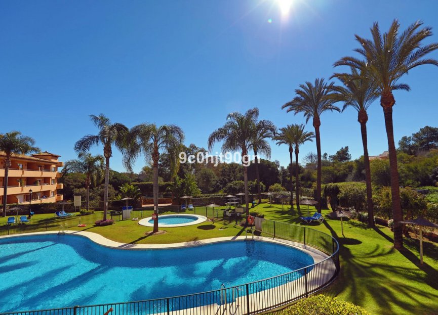 Resale - Apartment - Middle Floor Apartment - Marbella - Elviria