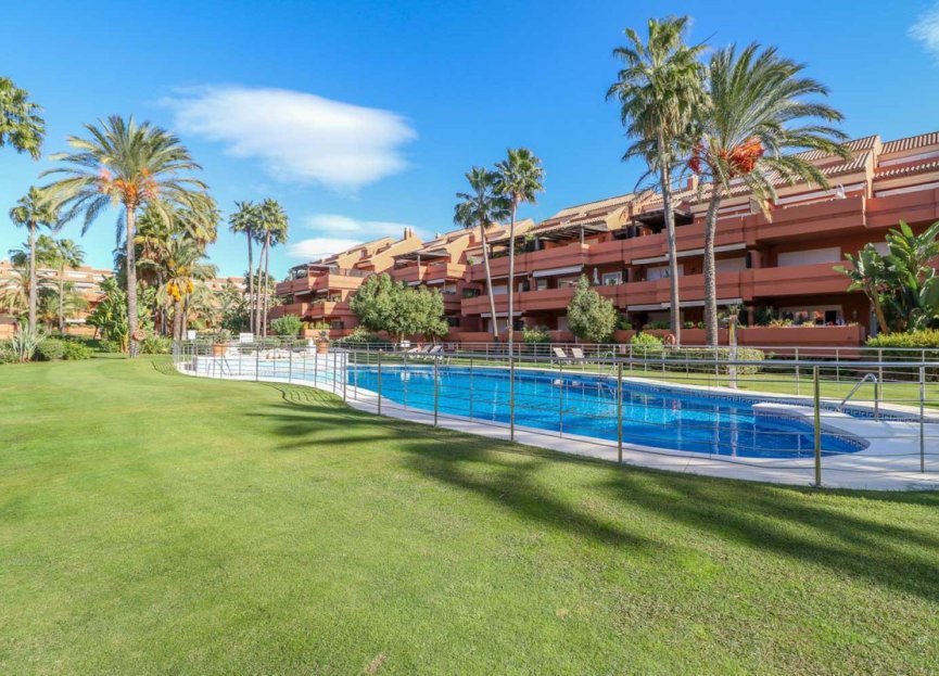 Resale - Apartment - Middle Floor Apartment - Marbella - Puerto Banús