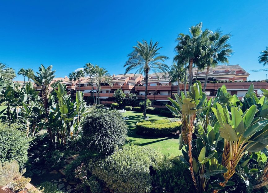 Resale - Apartment - Middle Floor Apartment - Marbella - Puerto Banús