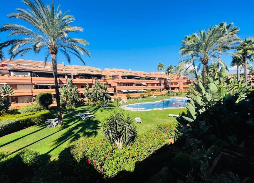 Resale - Apartment - Middle Floor Apartment - Marbella - Puerto Banús