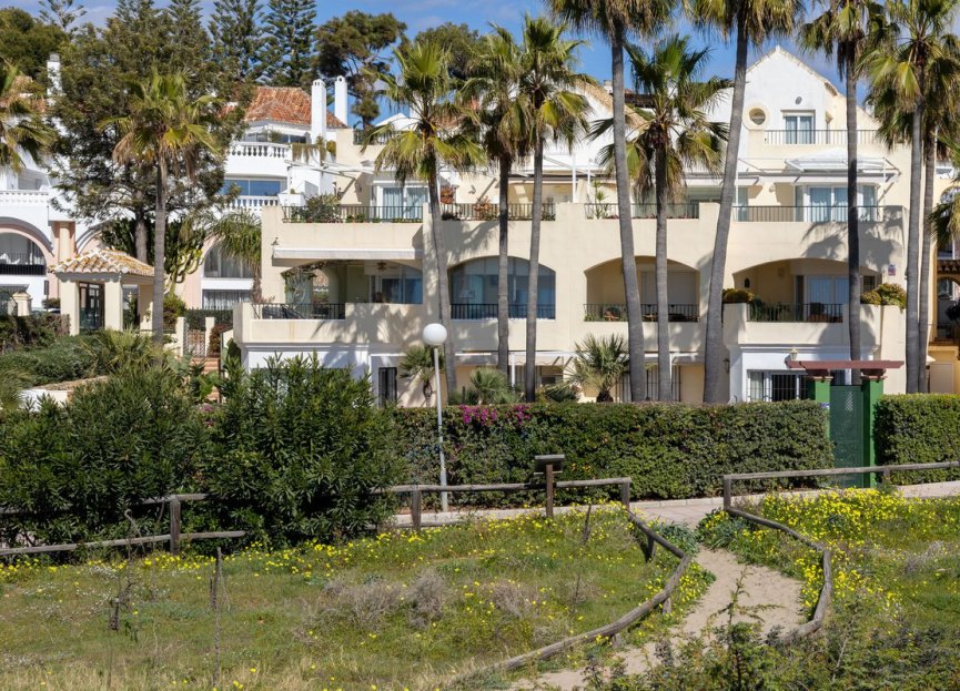 Resale - Apartment - Middle Floor Apartment - Marbella - Elviria