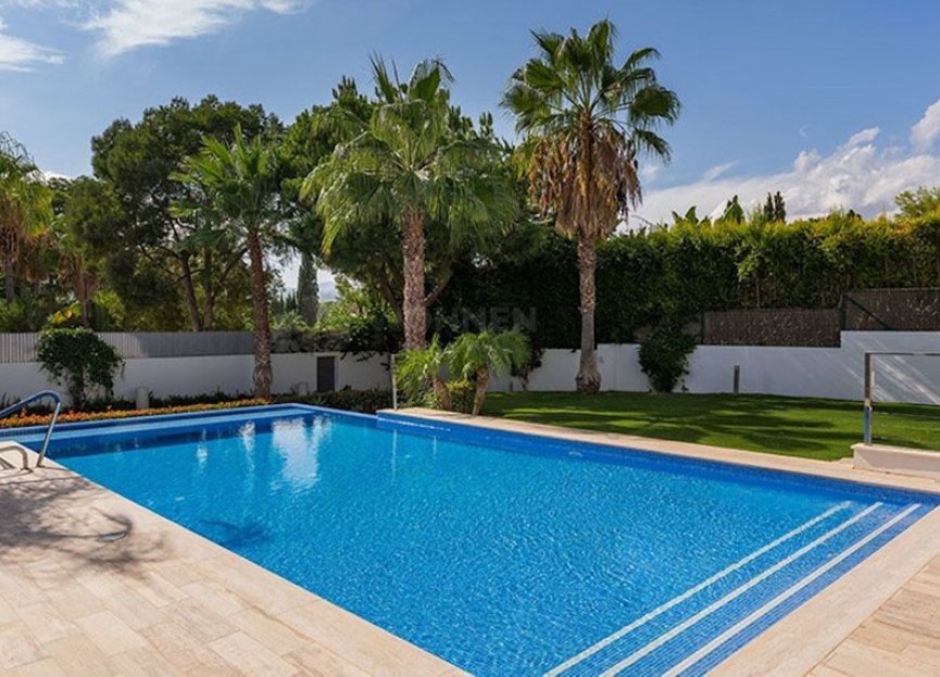 Resale - House - Detached Villa - Marbella - Nueva Andalucia