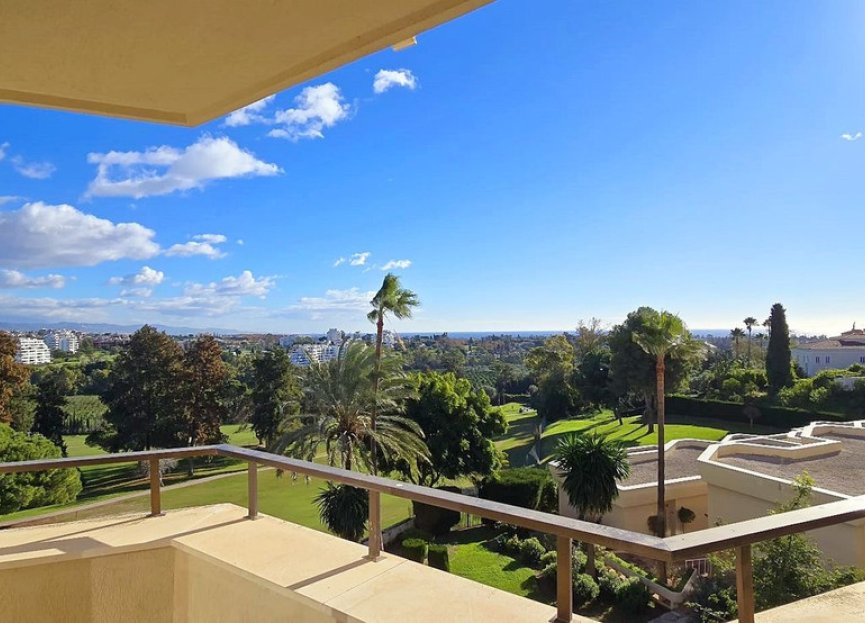 Resale - Apartment - Middle Floor Apartment - Estepona - Atalaya