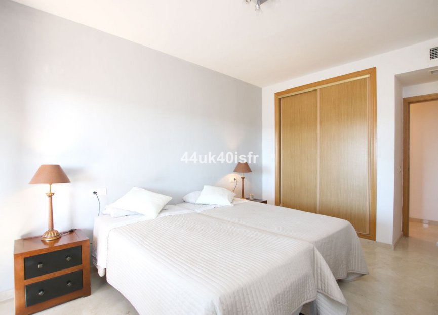 Resale - Apartment - Middle Floor Apartment - Estepona - Costalita