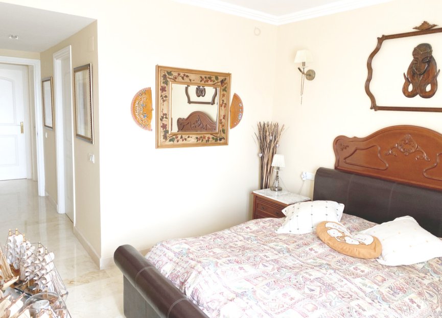 Resale - Apartment - Middle Floor Apartment - Marbella - Elviria