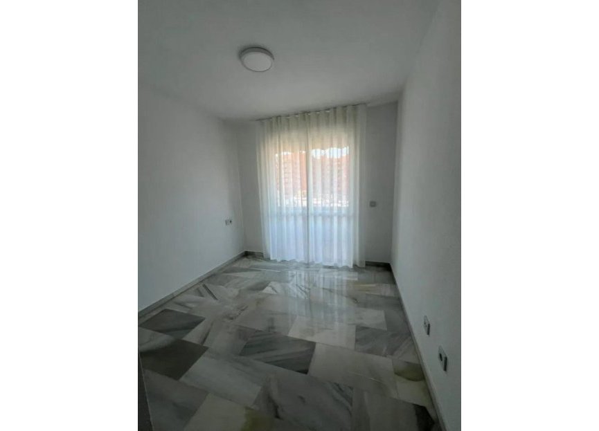 Resale - Apartment - Middle Floor Apartment - Estepona - Estepona Centro