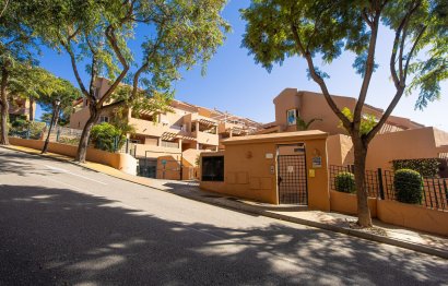 Resale - Apartment - Middle Floor Apartment - Marbella - Elviria