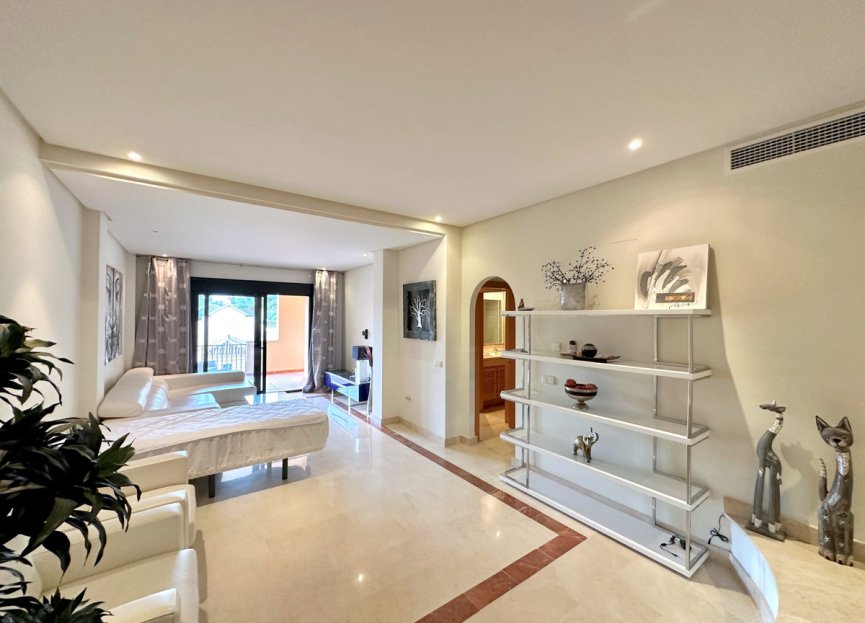 Resale - Apartment - Middle Floor Apartment - Marbella - Puerto Banús