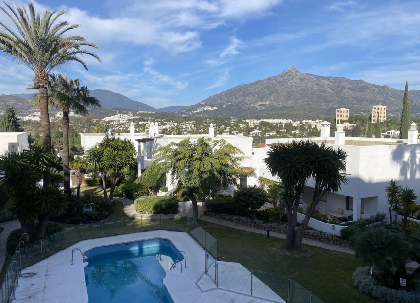 Resale - Apartment - Middle Floor Apartment - Marbella - Nueva Andalucia