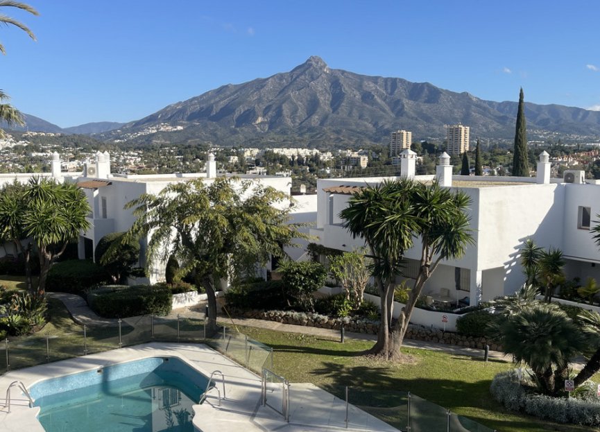 Resale - Apartment - Middle Floor Apartment - Marbella - Nueva Andalucia