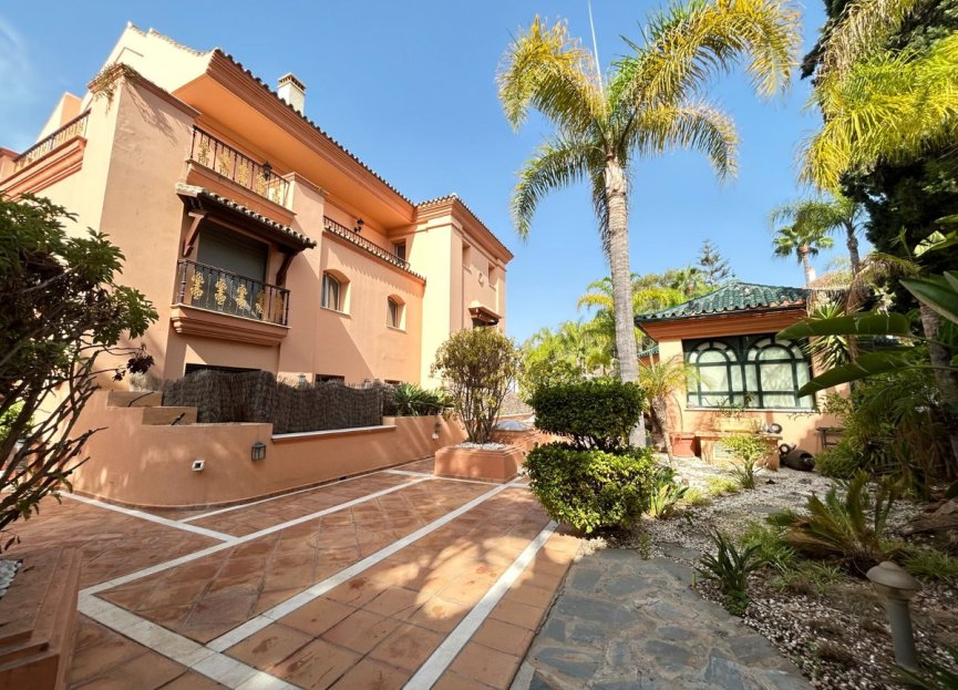 Resale - Apartment - Middle Floor Apartment - Marbella - Puerto Banús