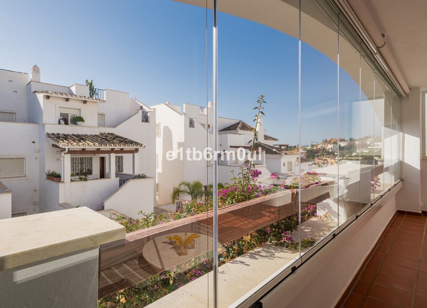 Resale - Apartment - Middle Floor Apartment - Marbella - Nueva Andalucia