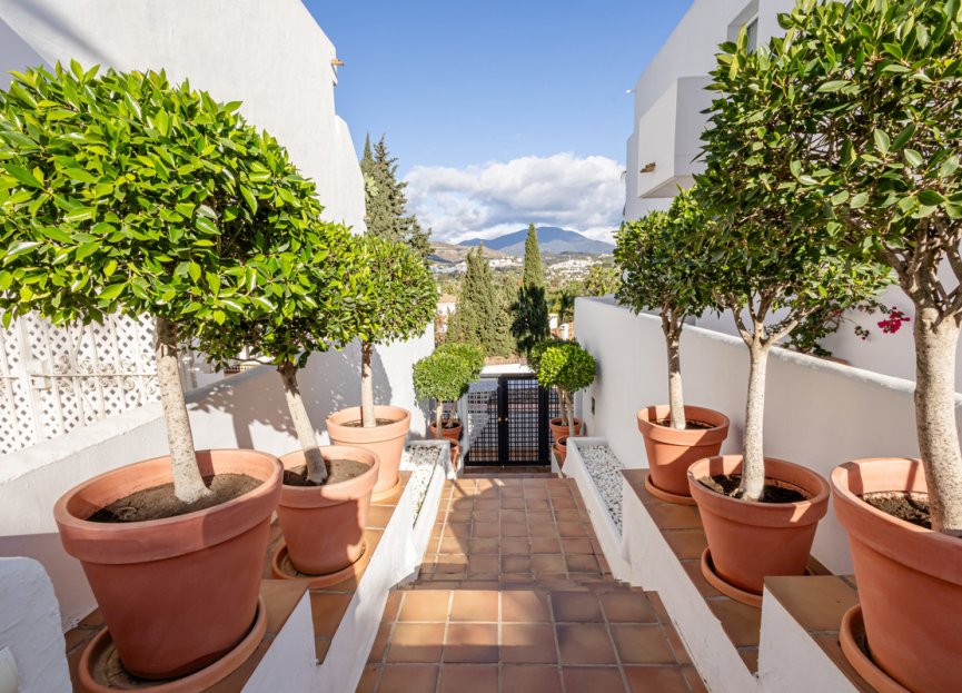 Resale - Apartment - Middle Floor Apartment - Marbella - Nueva Andalucia