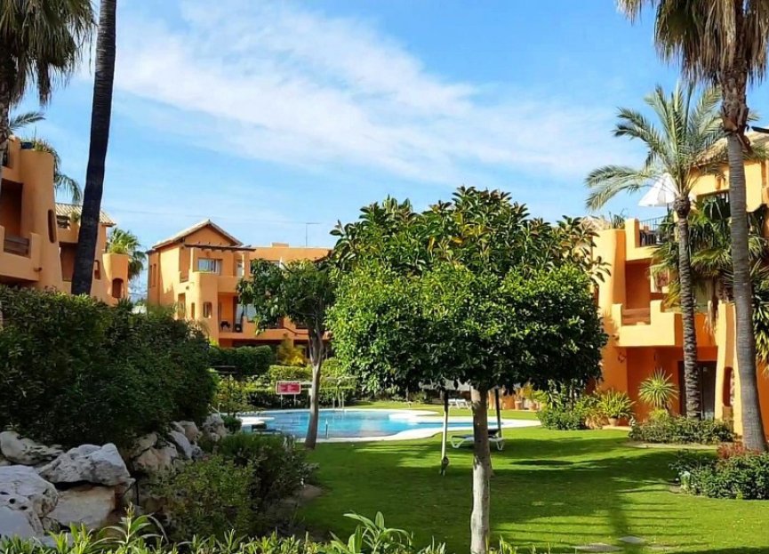 Resale - Apartment - Middle Floor Apartment - Estepona - Estepona Centro