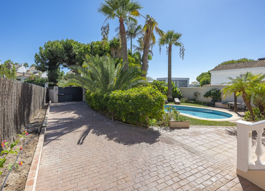 Reventa - House - Detached Villa - Marbella - Costabella